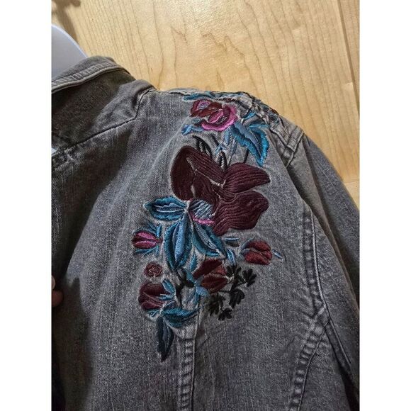 Vintage Inspired Denim Jacket With Floral Embroidery & Button Closure - Picture 4 of 10